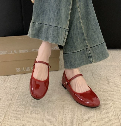 Coco | Buty Damskie Mary Jane – Eleganckie Płaskie Buty z Patentowym Paskiem w Czarnym Kolorze 1