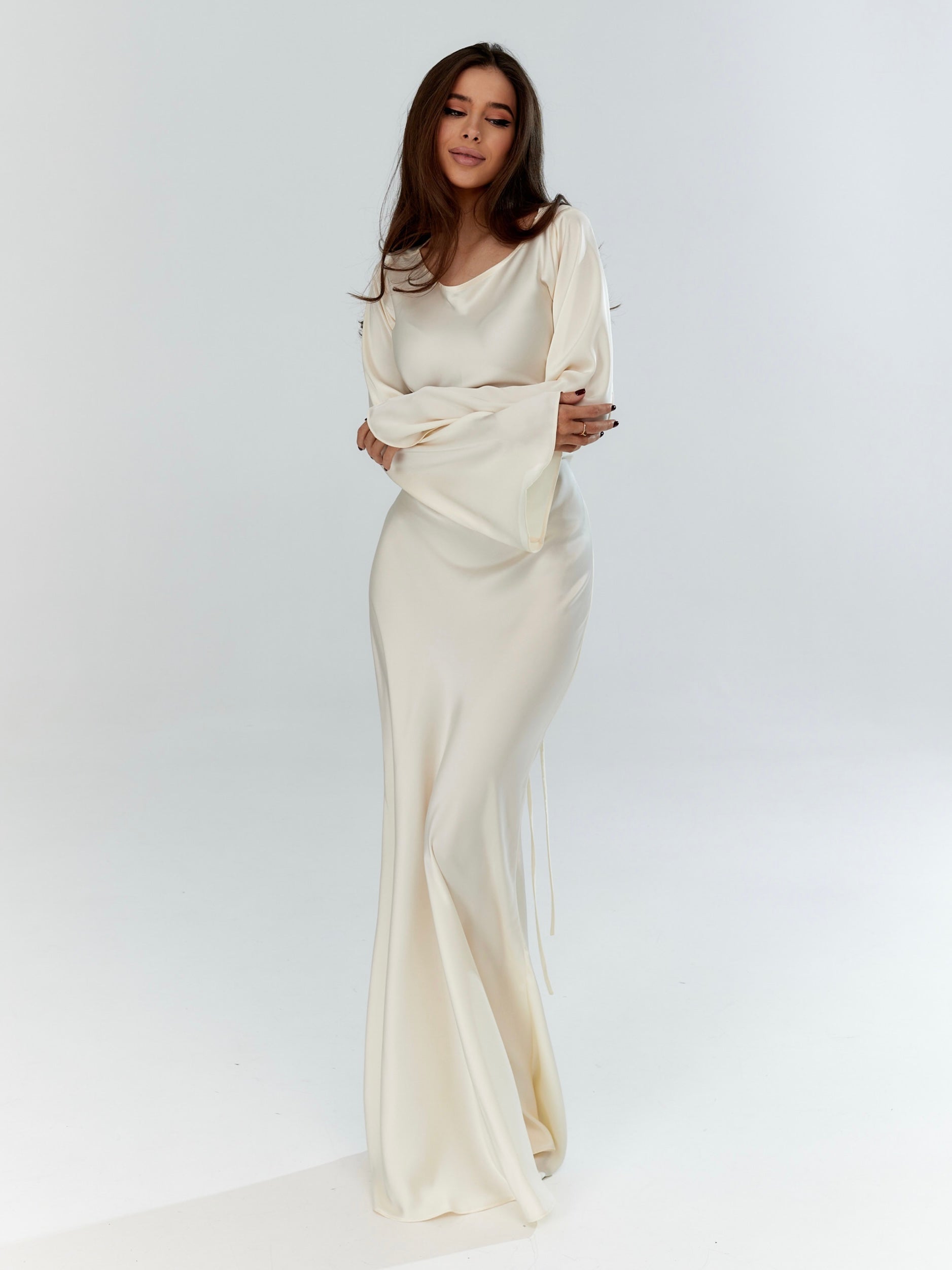 Felicity | Elegancka satynowa sukienka maxi na wesele z długim rękawem i linią A