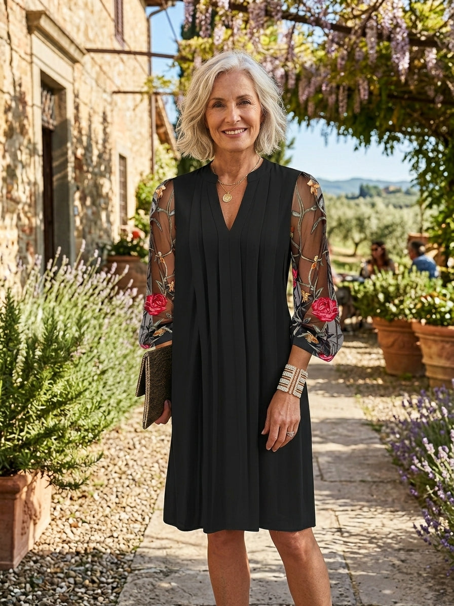 Katarzyna | Sukienka mini na wesele – Elegancka sukienka z dekoltem V i przezroczystymi rękawami