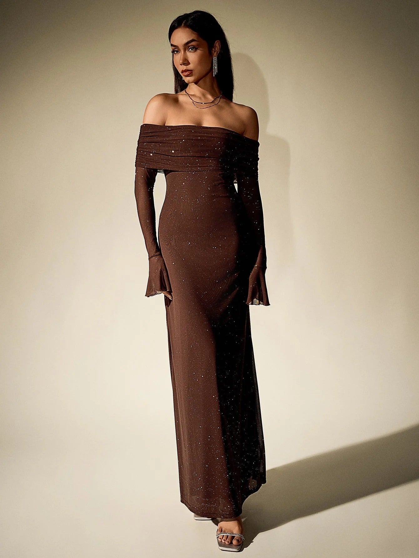 Lunaria | Sukienka Wieczorowa Maxi z Brokatem i Odsłoniętymi Ramionami | Zjawiskowy Styl na Wieczorne Wydarzenia 10