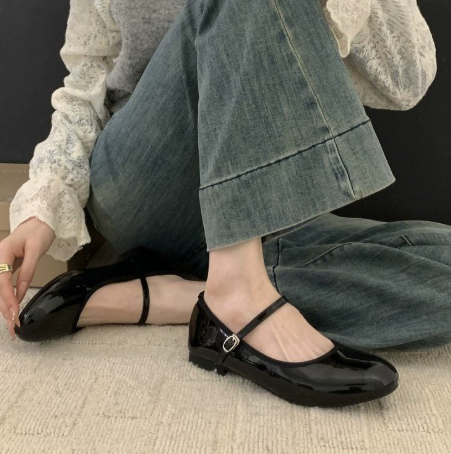 Coco | Buty Damskie Mary Jane – Eleganckie Płaskie Buty z Patentowym Paskiem w Czarnym Kolorze 0