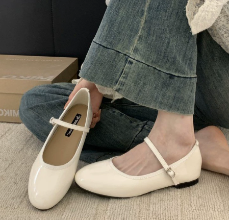 Coco | Buty Damskie Mary Jane – Eleganckie Płaskie Buty z Patentowym Paskiem w Czarnym Kolorze 2