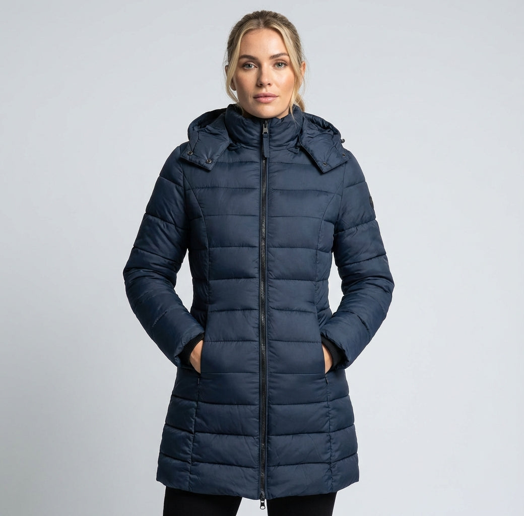 Nicole - Damska długa kurtka pikowana z kapturem na zimę